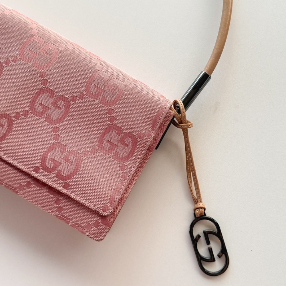 Vintage Pink Gucci Shoulder Bag with Logo Charm - Timeless Elegance
